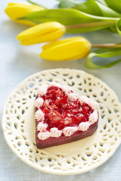 Kuchen mit Erdbeeren und Strauß zum Valentinstag — Stockfoto