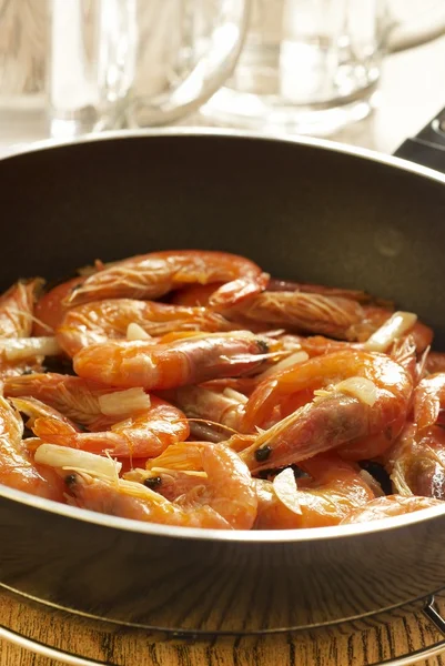 Fried shrimp with garlic — Stock Photo, Image