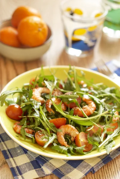 Salada com tomate e camarões — Fotografia de Stock
