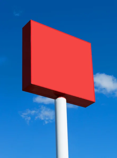 Κόκκινο billboard κενό σε μια ηλιόλουστη ημέρα — Φωτογραφία Αρχείου