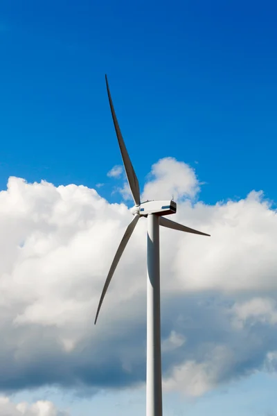 Větrná turbína - alternativní a zelený zdroj energie — Stock fotografie