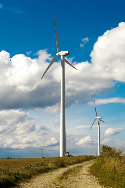 Rüzgar türbinleri - yeşil ve alternatif enerji kaynağı — Stok fotoğraf