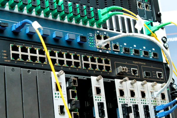 Pon teknologi centrerar med fiber optic utrustning — Stockfoto