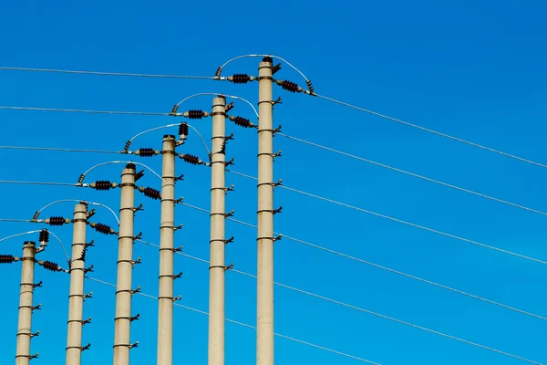 High-voltage pole against a blue sky — Stock Photo, Image