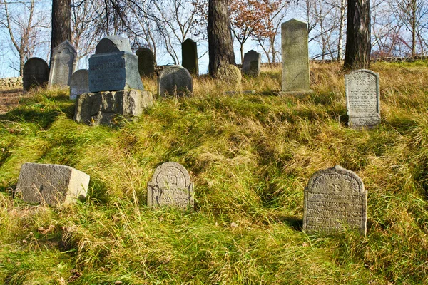 Esquecido e despenteado cemitério judeu com os estranhos — Fotografia de Stock