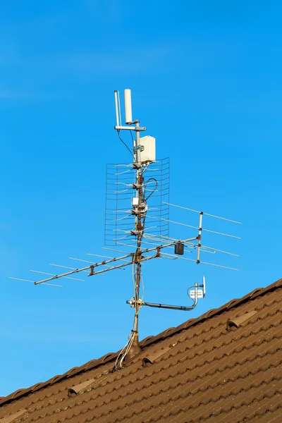 在屋顶上电视天线和无线发射机 — 图库照片