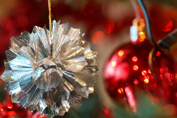 Detalhe de close-up da decoração de Natal na árvore — Fotografia de Stock