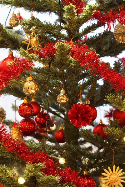 Рождественское украшение на елке со светом — стоковое фото