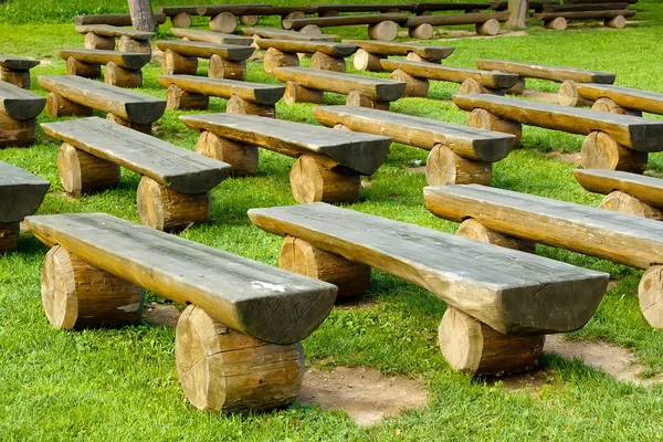 Venkovní dřevěné posezení na zeleném trávníku — Stock fotografie