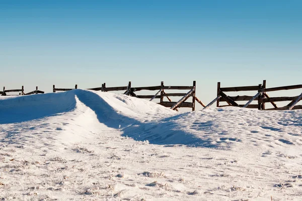Sníh Pozadí Vlnou Závěje Modrou Oblohou — Stock fotografie