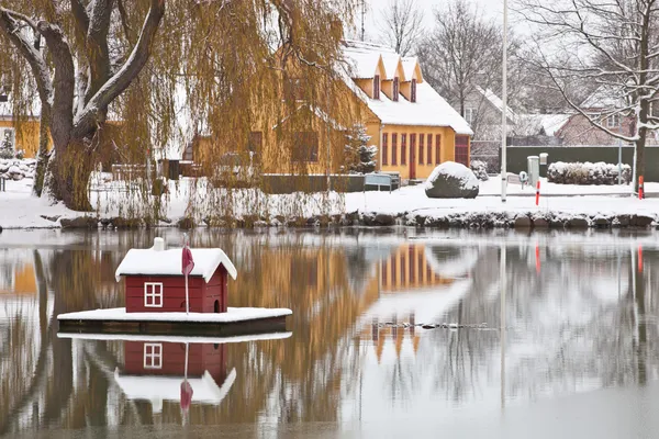 Göl evi