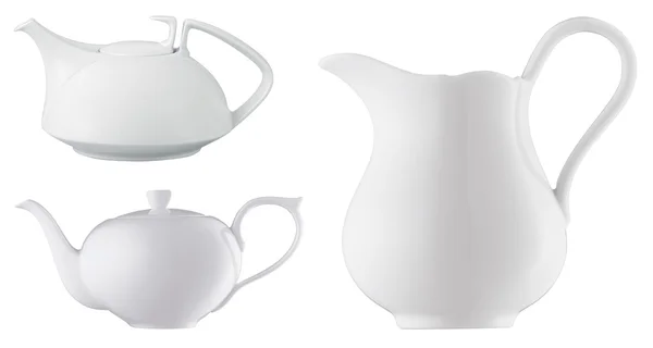 Jarro de cerâmica branca e dois bules em um fundo branco — Fotografia de Stock