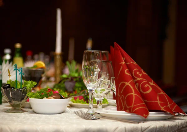 축제 크리스마스 또는 흰 티에 빨간 냅킨 웨딩 테이블 — 스톡 사진