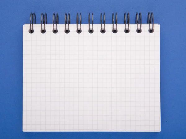 Aperto vuoto di spirale notebook isolato sfondo . — Foto Stock