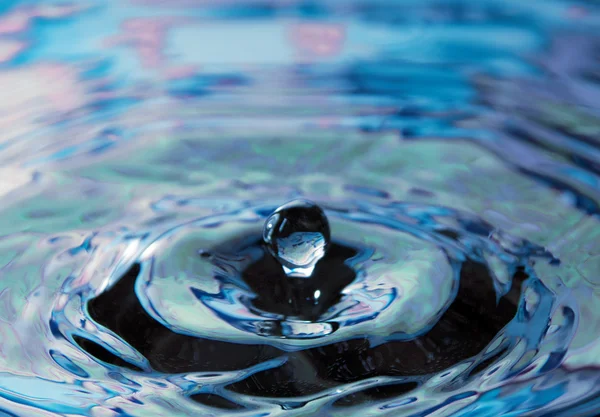 Mörk blå vatten och vatten bubblor i blått — Stockfoto