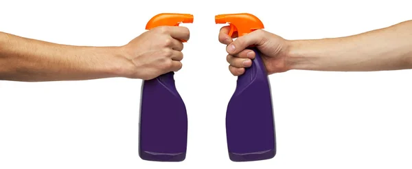 Spray fles in hand geïsoleerd op witte achtergrond — Stockfoto