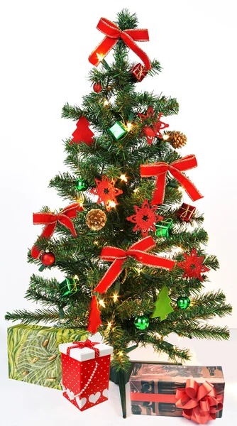 Χριστουγεννιάτικο δέντρο με διακοσμήσεις και δώρα — Φωτογραφία Αρχείου