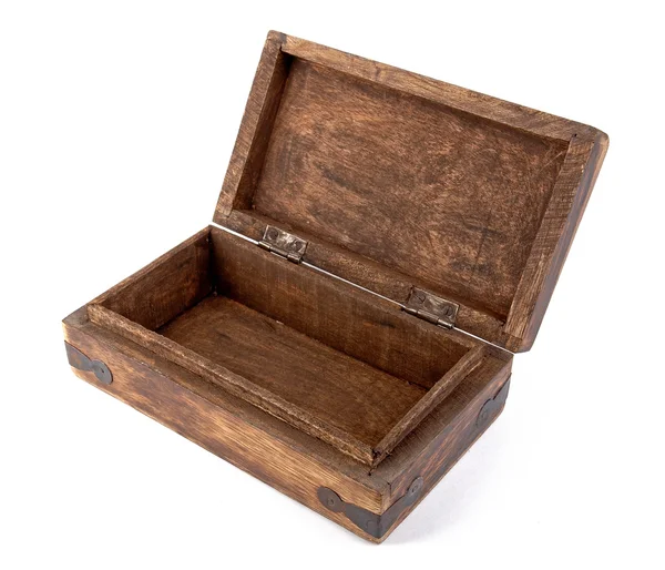 Boîte en bois rétro (cercueil) avec des pièces métalliques sur blanc . — Photo