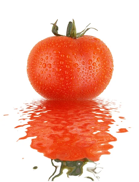 滴と滑らかな水面に refletion とフレッシュ トマト — ストック写真