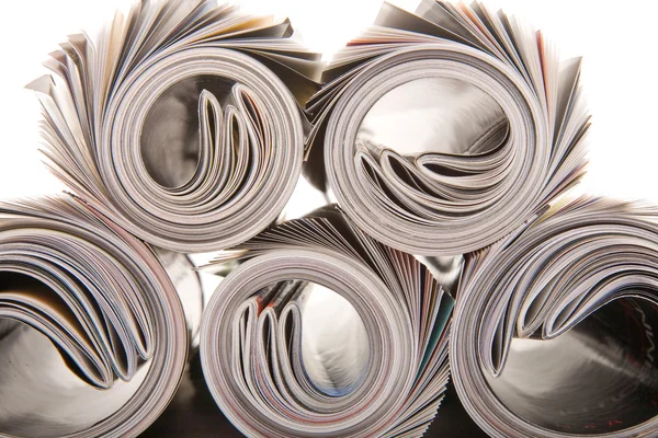 Sfondo di riviste arrotolate contro bianco — Foto Stock