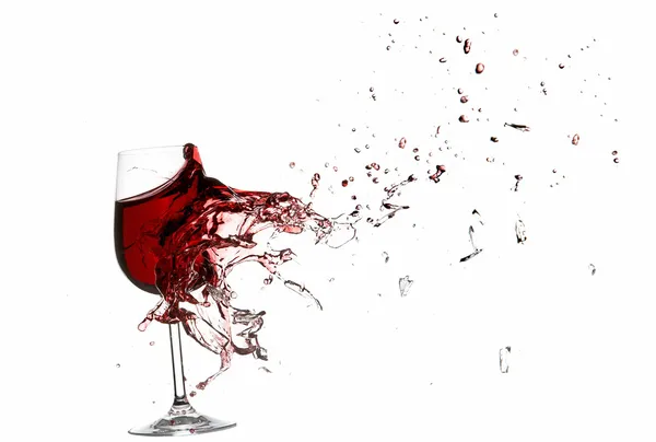 Explosión de un vaso con vino tinto aislado sobre blanco . — Foto de Stock