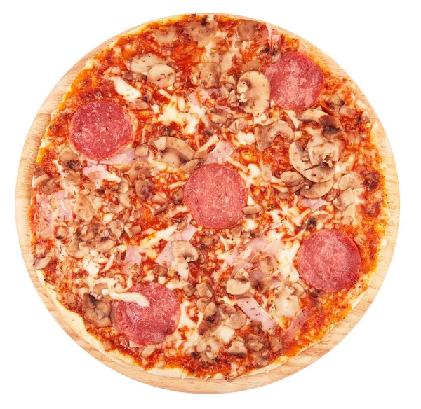 Pizzy pepperoni cały na białym tle na białym tle z przycinania — Zdjęcie stockowe
