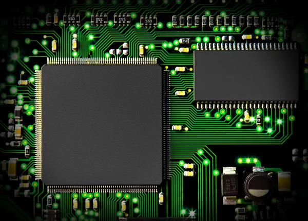Tablero de circuito informático en verde con transistores y chip —  Fotos de Stock
