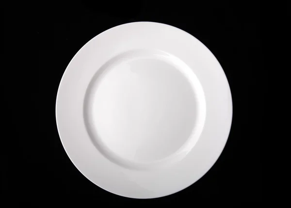 izole kırpma yolu ile siyah arka plan üzerinde boş beyaz yemek tabağı.