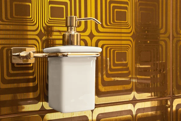 Luxe pomp zeep fles zonder in de badkamer. gouden achtergrond. — Stockfoto
