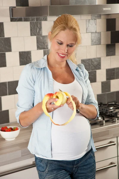 Беременная женщина питается здоровой — стоковое фото