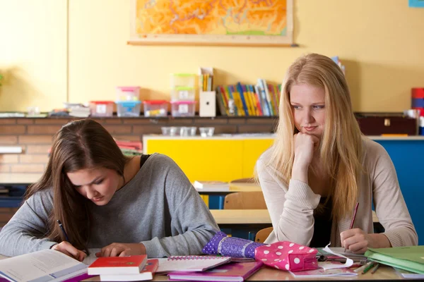 Två flickor i klassrummet — Stockfoto