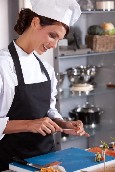 Gelukkig vrouwelijke chef-kok — Stockfoto