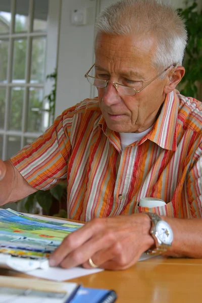 Hombre mayor pintando — Foto de Stock