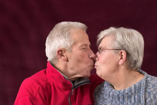 Baciare anziani coppia — Foto Stock
