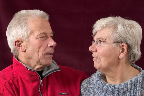Seniorenpaar schaut sich gegenseitig an — Stockfoto