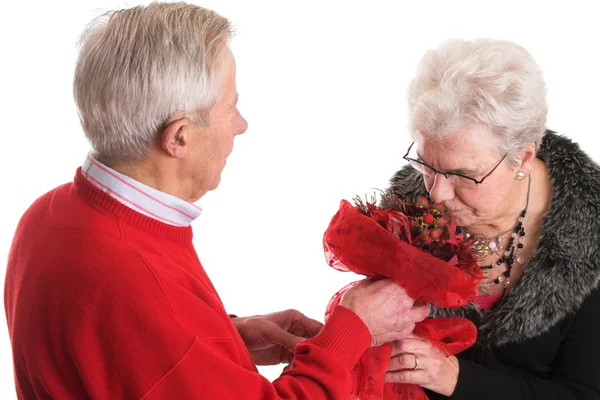 Feliz pareja de ancianos celebrando el día de San Valentín — Foto de Stock