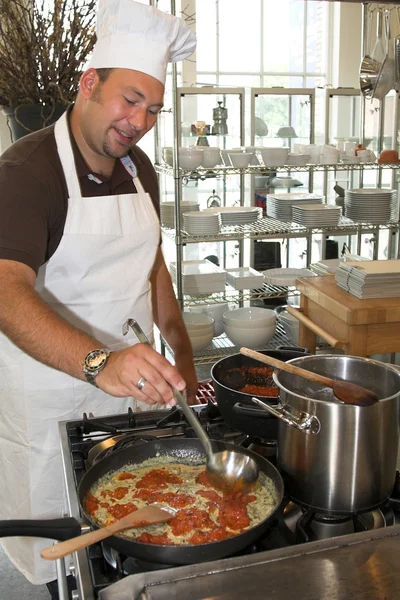 イタリアのシェフの料理パスタ — ストック写真