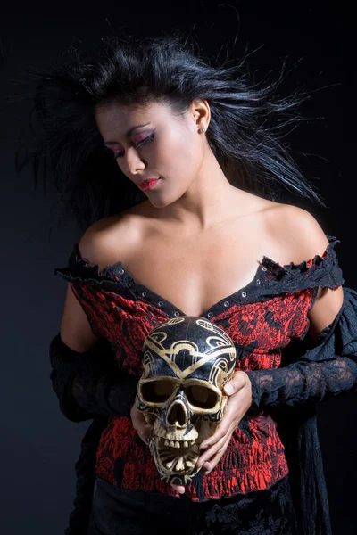 Mulher brasileira bonita segurando um crânio — Fotografia de Stock