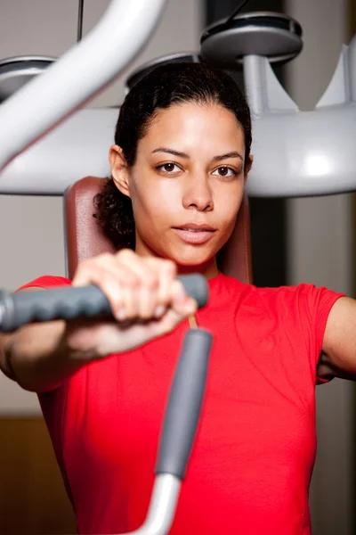 Vacker flicka tränar på gymmet — Stockfoto