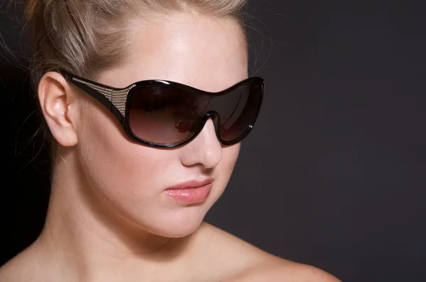 Сексуальна сонцезахисних окулярів дівчина — стокове фото