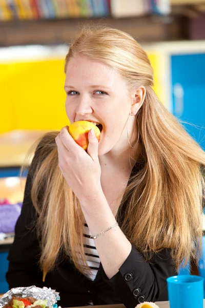 Comer una manzana sana — Foto de Stock
