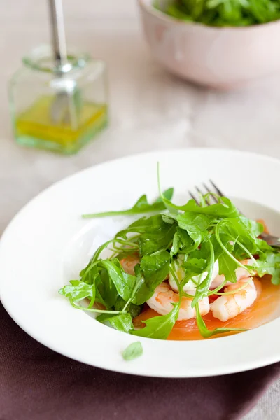 Salada com camarões e salmão — Fotografia de Stock
