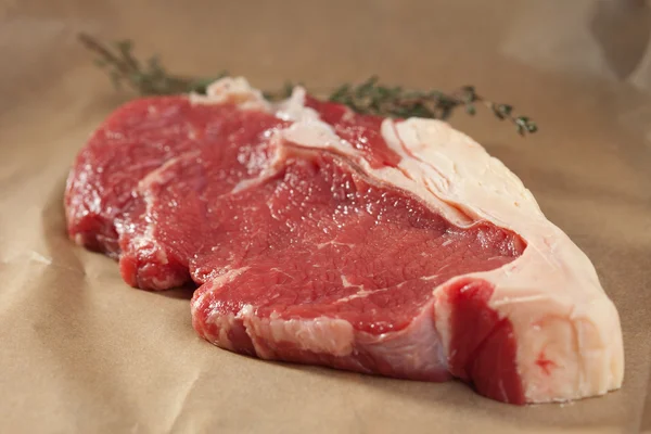 포장지에 신선한 고기 — 스톡 사진