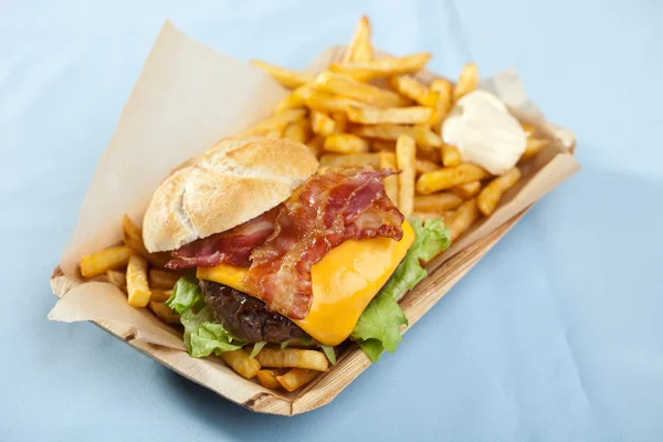 Cheesburger se slaninou a hranolky — Stock fotografie