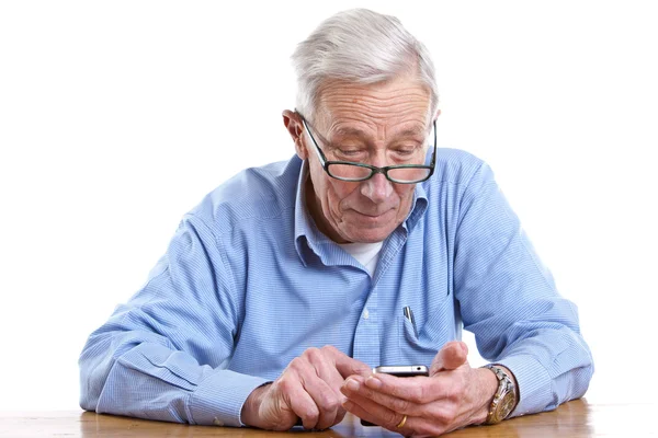 Hombre mayor y móvil —  Fotos de Stock