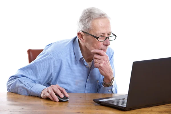 Hombre mayor detrás de la computadora — Foto de Stock