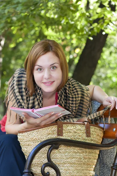 Enjoying early autumn in the park — Stock Photo, Image