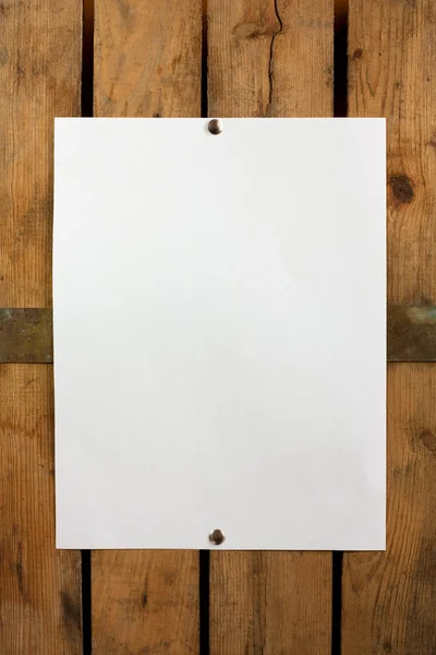 木墙上的空白纸张 — 图库照片