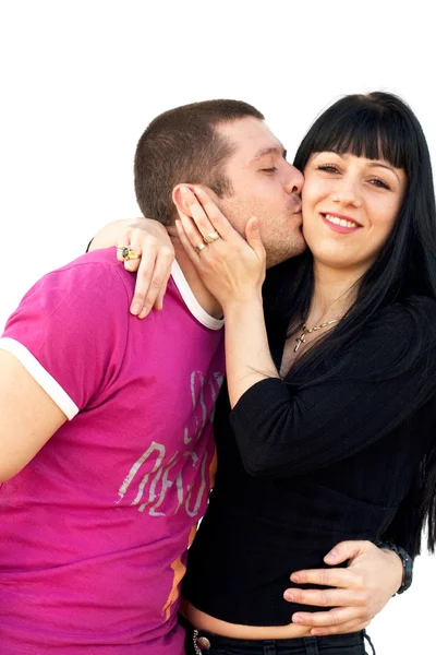 亲吻他的女朋友白色背景美丽的年轻夫妇 Hugging Male 的肖像 — 图库照片