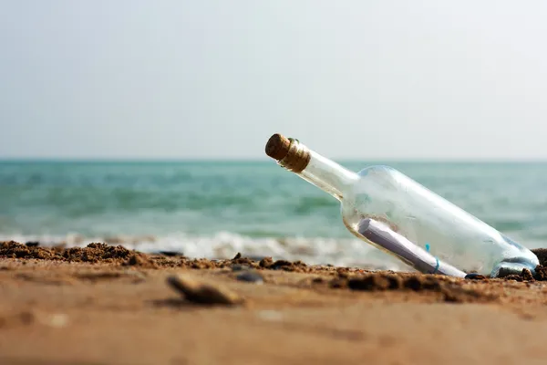 Ett Brev Flaska Stranden Kasta Havet Eller Sjövägen — Stockfoto